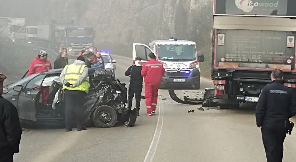 Žestok sudar kod Doboja, obustavljen saobraćaj