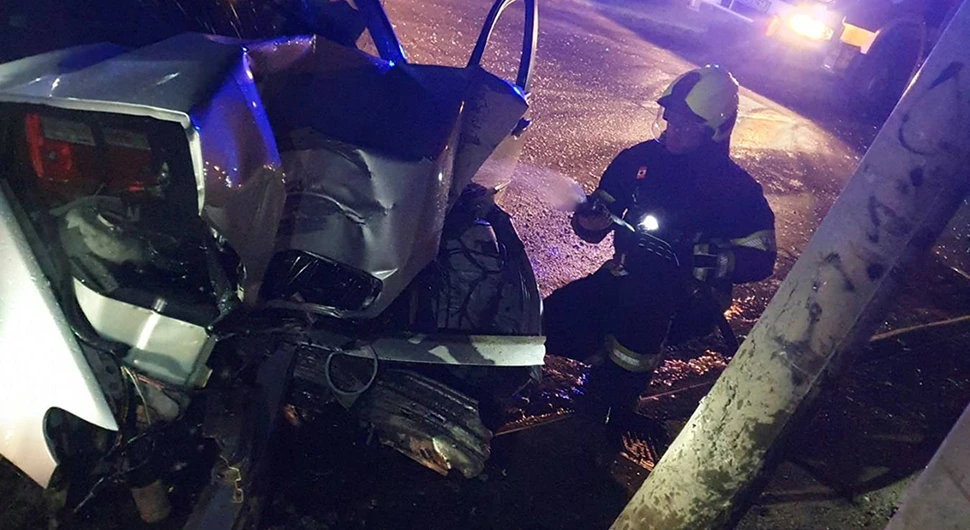Težak udes u banjalučkom naselju: Autom se zakucao u banderu