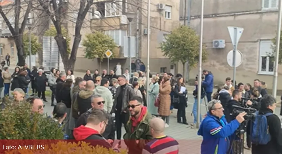 Љути Требињци испред Палате правде након бруталног премлаћивања тинејџера