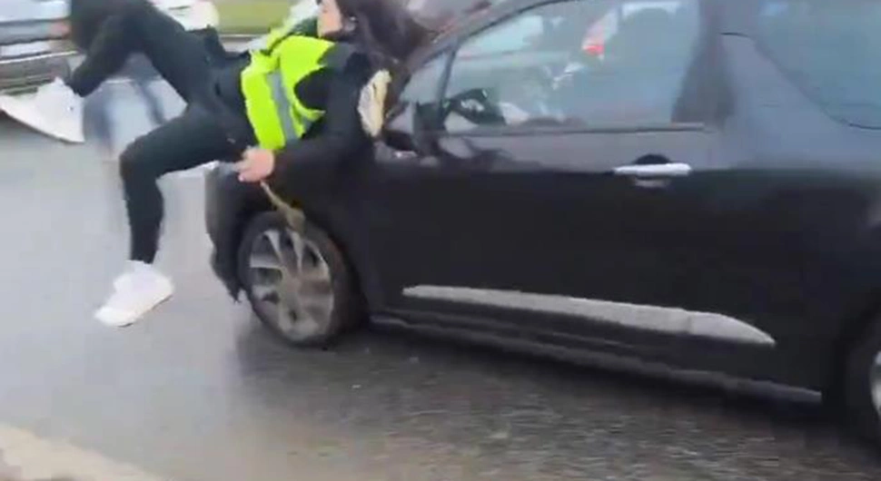 Oglasio se MUP nakon što je auto udario djevojku na protestima