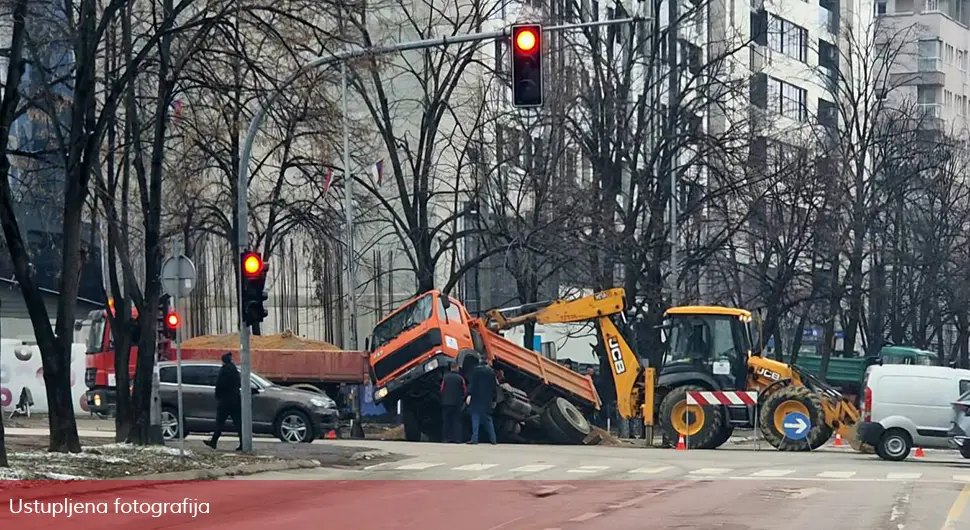 Banjaluka: Kamion propao u rupu nasred puta