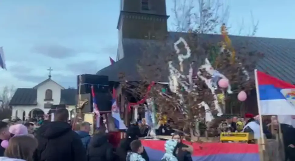 Doček badnjaka kod Crkve Svetog Proroka Ilije u Marićkoj