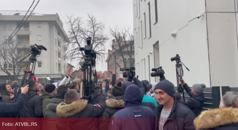 Сукоб са полицијом у Бијељини, проваљена ограда ОЈТ