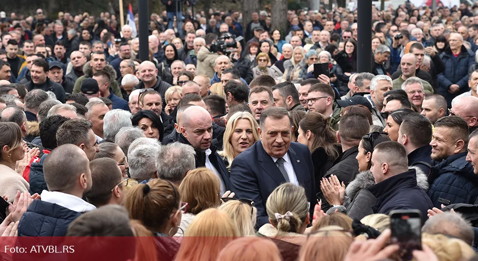 Предсједник срдачно дочекан на митингу: Повици 'Миле, Миле' и загрљаји