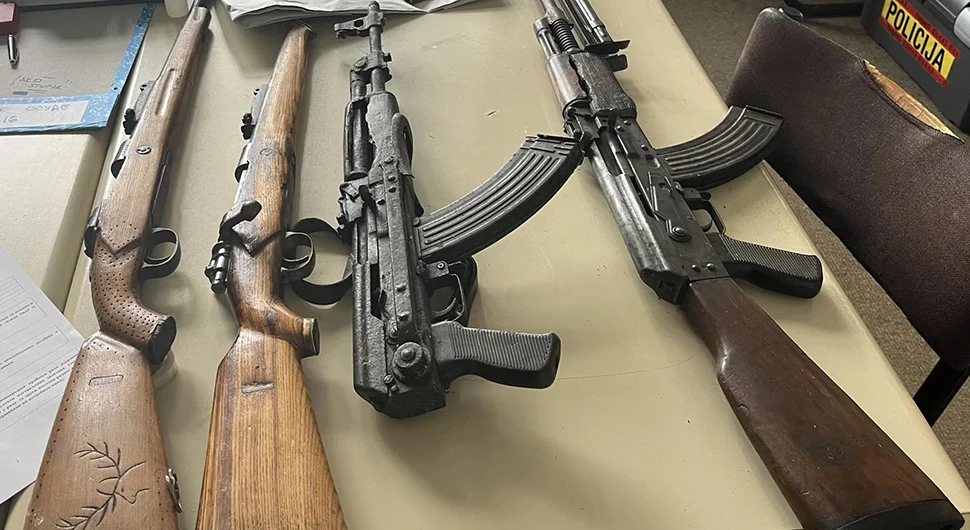 Policija pretresala u dvije opštine, oduzeto oružje