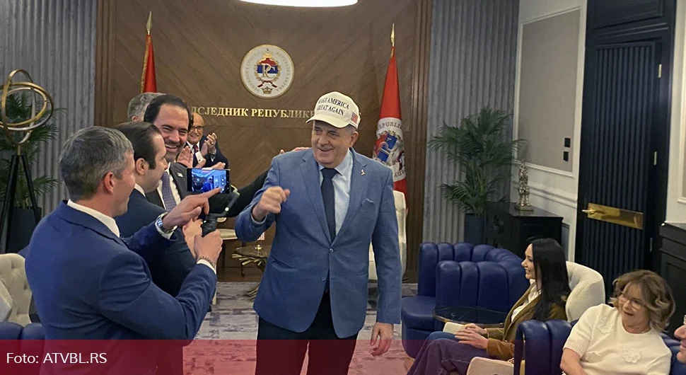 Predsjednik Dodik gostima iz Amerike poklonio kačkete sa snažnom porukom