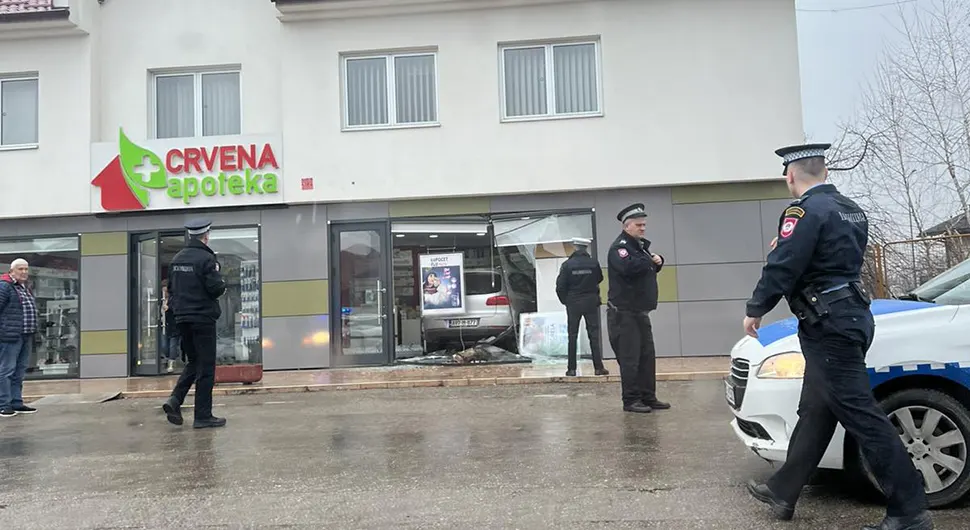 Teška nesreća u Trnu: Autom uletio u apoteku