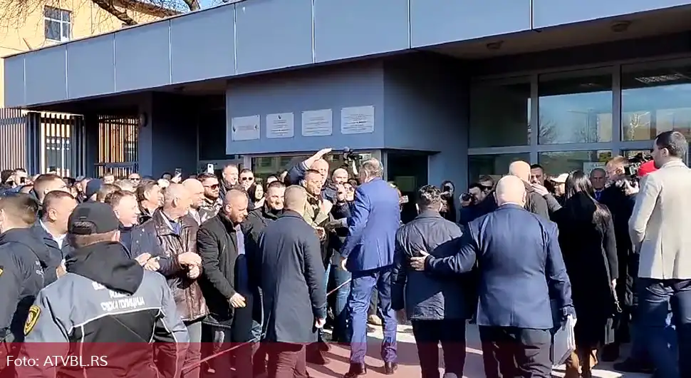 Predsjednik Srpske stigao u Sud BiH: Građani ga dočekali aplauzom