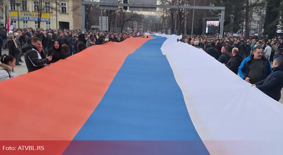 Građani razvili ogromnu zastavu Republike Srpske