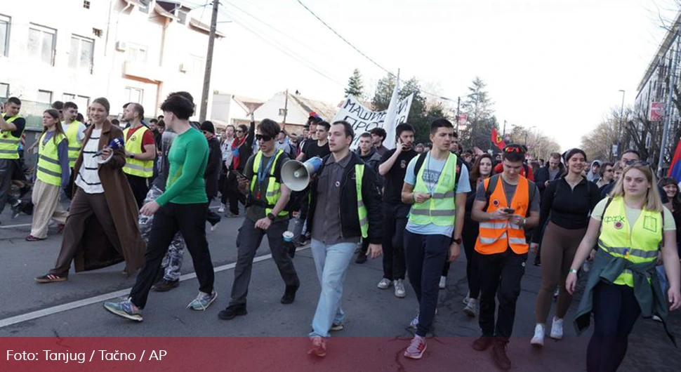 Studenti blokirali sva tri mosta u Novom Sadu