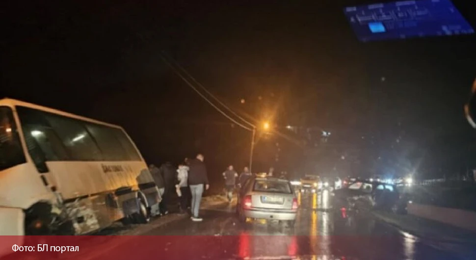 Несрећа у Бањалуци: Аутобус завршио у каналу након судара