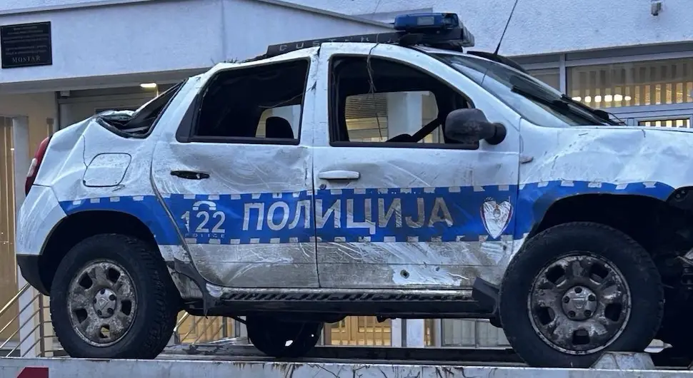 Пријетећи бомбом отео полицијско возило и с њим слетио с пута