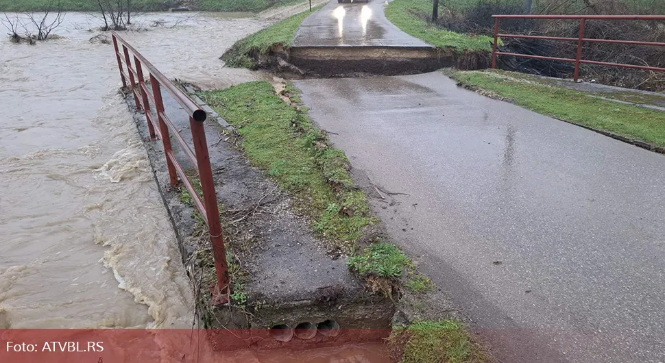 Kritično u Banjaluci: Vrbas se izlio u više naselja, voda odnijela most u Bronzanom Majdanu