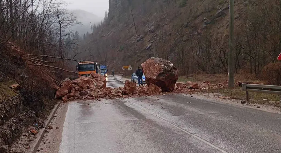 Veliki odron zemlje na putu prema Palama, saobraćaj obustavljen