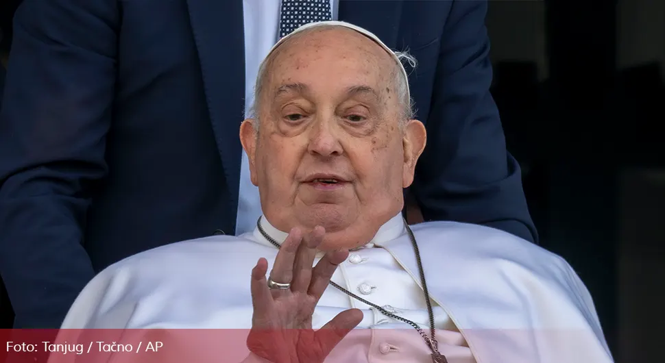 Papa Franjo pozdravio vjernike prije nego što je napustio bolnicu