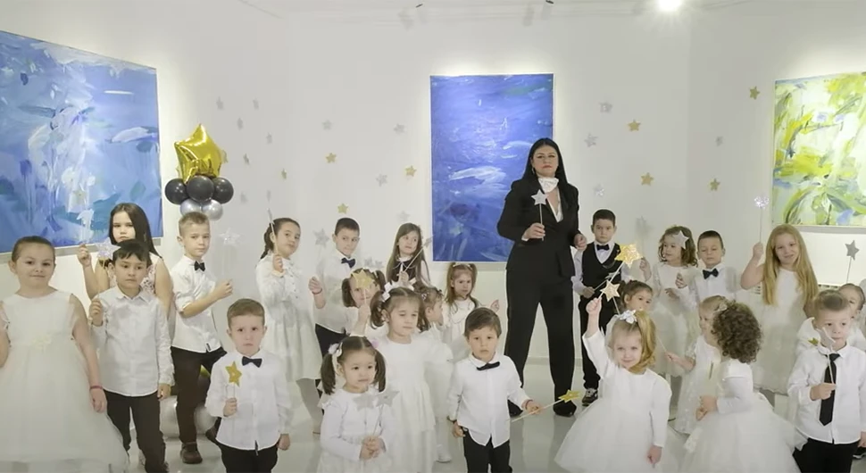 Vaspitačica Vesna pjesmom oduševila dječicu i roditelje - VIDЕO