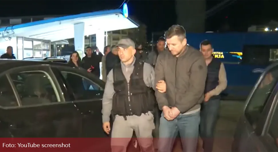 Uhapšeni zbog požara u Kočanima s lisicama na rukama dovedeni na ispitivanje