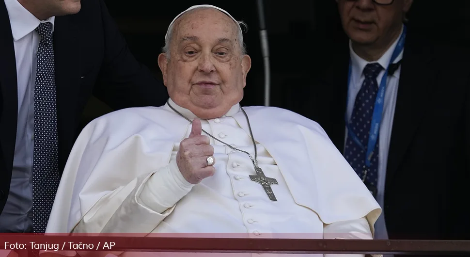 Papa se pojavio na terasi: Jednim gestom otkrio kako se osjeća