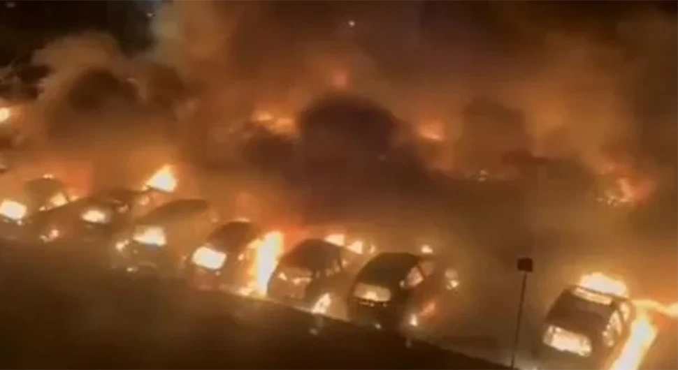 Veliki požar na parkingu - izgorjelo 30 vozila