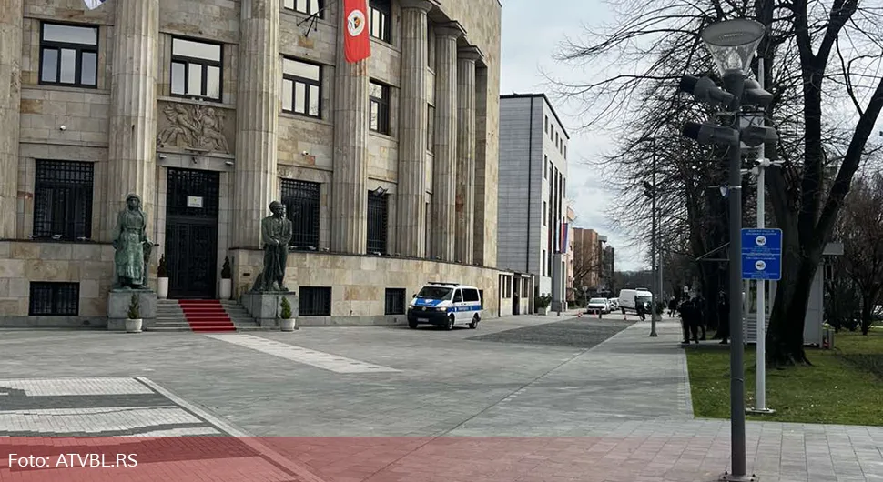 Pojačane mjere bezbjednosti ispred Palate Republike