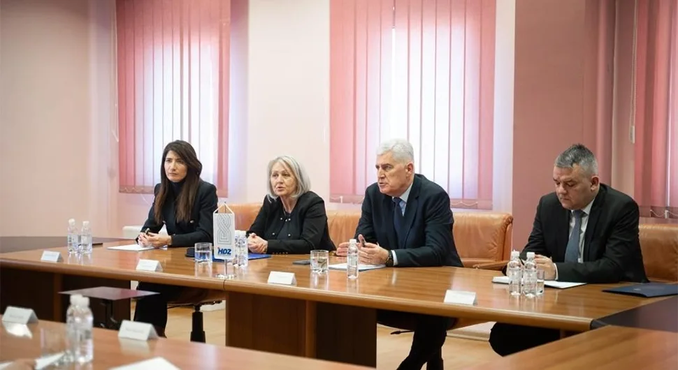 Огласио се Човић након састанка са Додиком