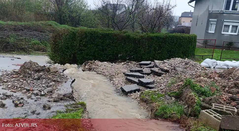 Вода ушла у неколико кућа у Шарговцу