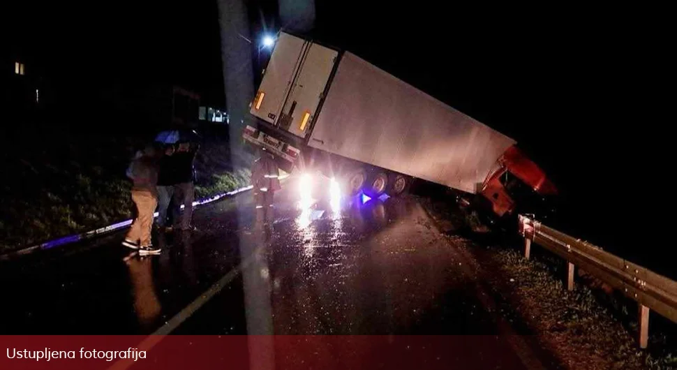 Саобраћајна несрећа код Градачца: Камион слетио с коловоза, саобраћај обустављен