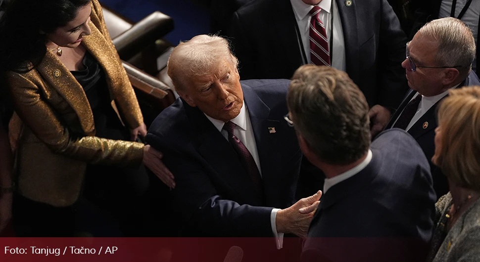 Конгресмен избачен током Трамповог говора: Добацивао, махао штапом, а онда...