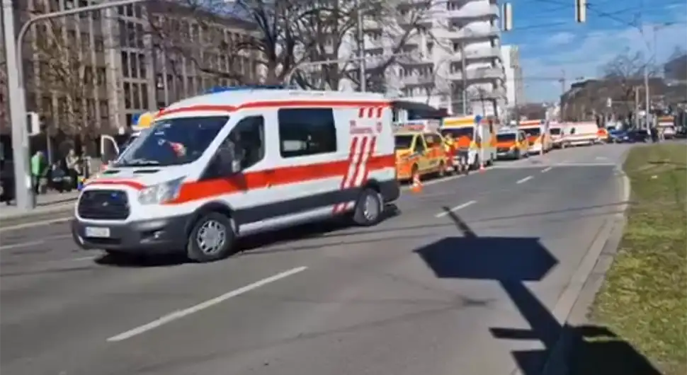 Prvi snimci iz Njemačke: Ljudi leže na ulici, vozač uletio u masu