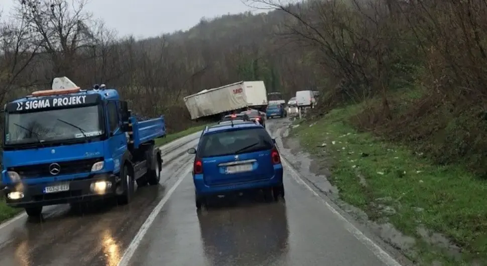 Саобраћајна незгода у Бошковићима, повријеђен возач камиона