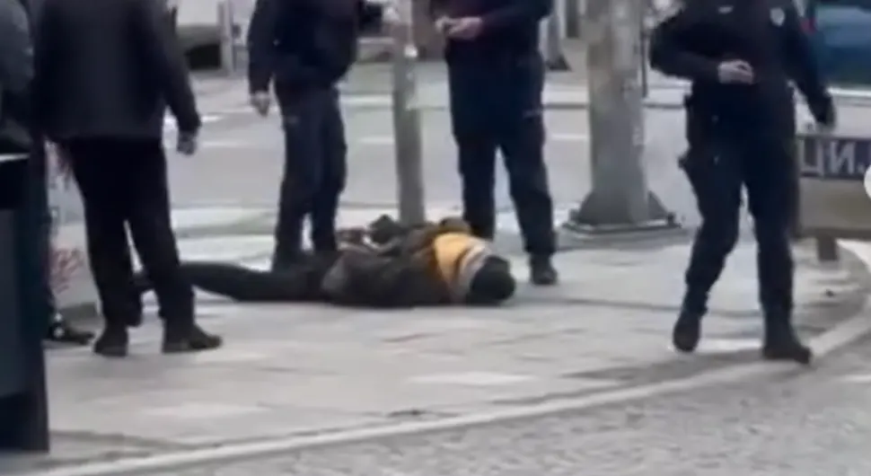 Horor scena u centru grada: Nožem ubio psa, pa bježao od policije