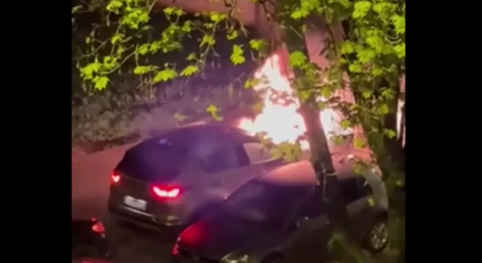 U sarajevskom naselju izgorio automobil, vatra se proširila i na druga vozila