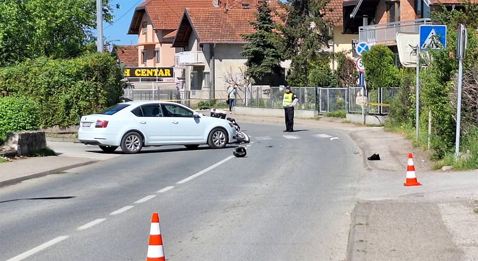 Motociklista povrijeđen u sudaru sa autom: Slomljene mu ruka i noga