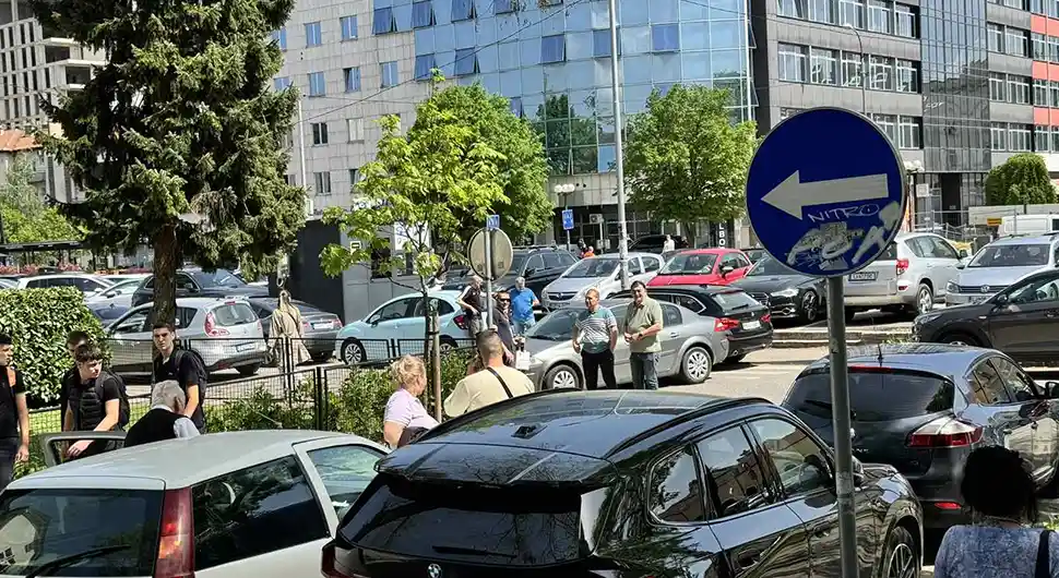 Потпуни колапс у бањалучкој улици, један ауто спао са паркинга, пар метара даље удес