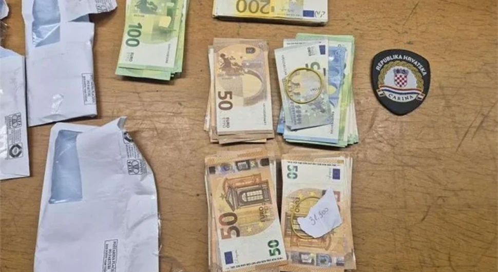 Покушао преко границе пренијети хрпу пара па га цариници опељешили