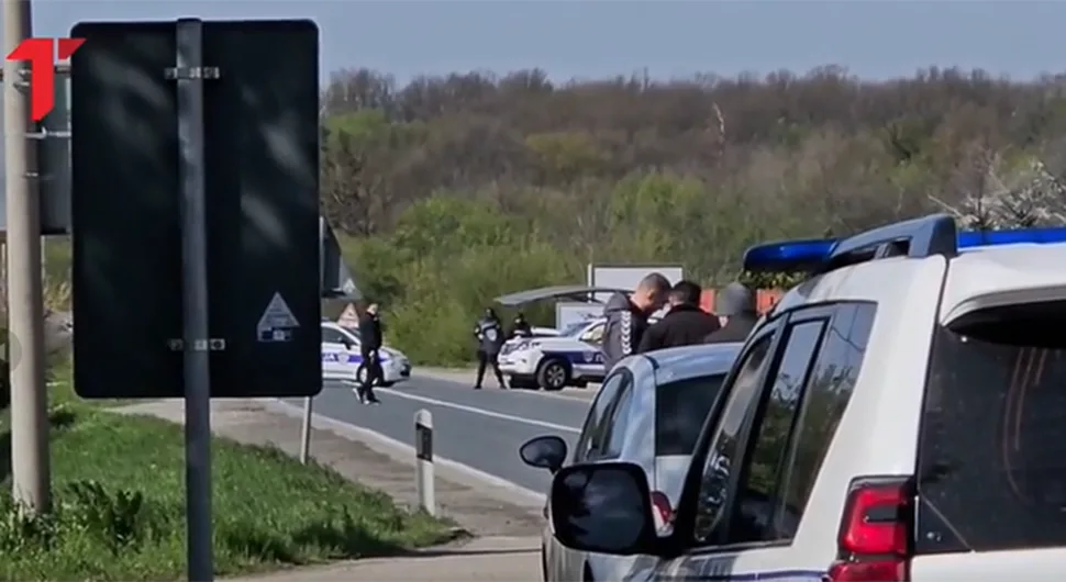Ово је мушкарац који насред пута пријети да ће се убити: Држи пиштољ, преговарачи око њега