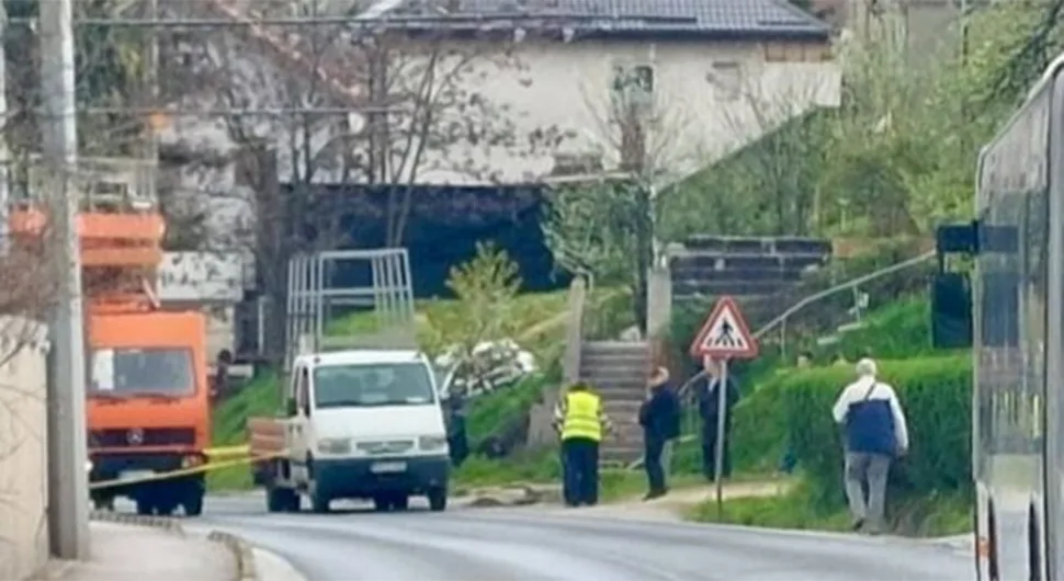 Kliom udario u kamion: Dvojica radnika ispala iz korpe