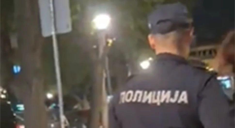 Урнебесно: Полиција привела човјека у ауто, он изашао на друга врата и отишао
