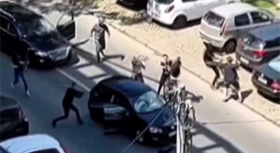 Novi uznemirujući snimak: Tinejdžere unakazili letvama pa polupali auto