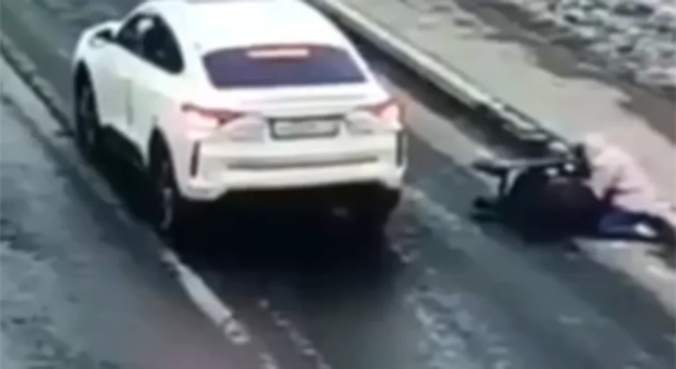 Џипом ударила мајку и бебу на пјешачком, камере снимиле несрећу