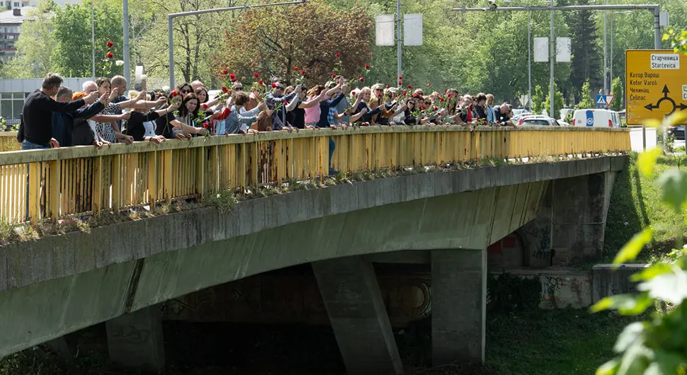 Годишњица смрти Милане Копрене: 46 наставника бацило 46 ружа у Врбас