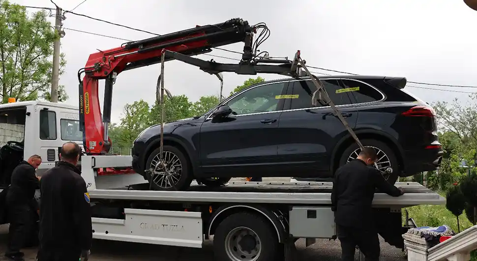 Одузет му ''порше'': Ухапшен надриљекар, преварио људе за 50.000 евра