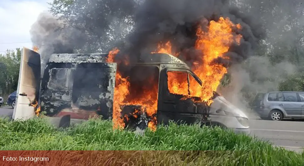 Zapalio se kombi, vatra progutala cijelo vozilo