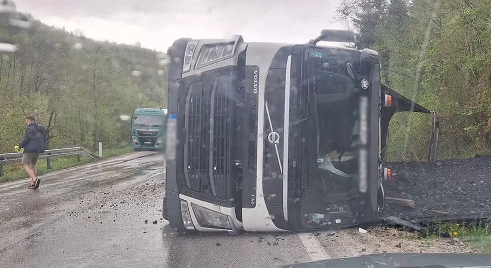 Teška nesreća u BiH: Prevrnuo se kamion
