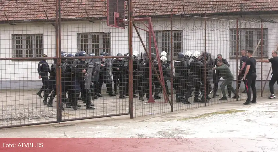 ''Побуна затвореника и оружани напад, службе успјешно одговориле''