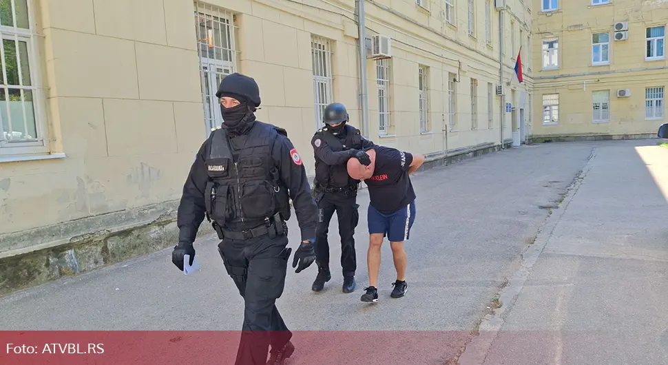 Мушкарац који је опљачкао оптичарску радњу предат Тужилаштву