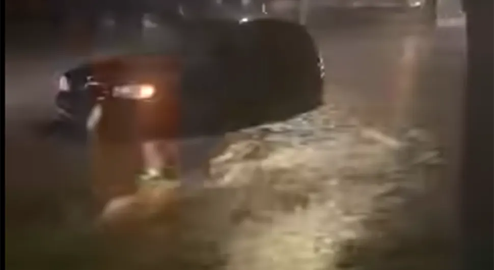 Невријеме направило хаос у Хрватској: Улице под водом, срушена стабла