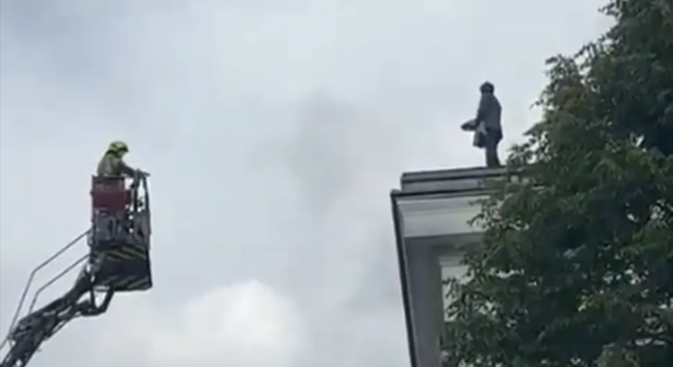 Poslanik se popeo na krov Skupštine i prijetio da će skočiti