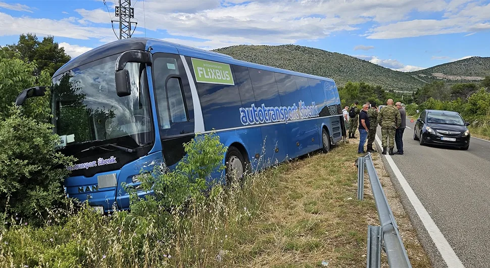 Аутобус пун хрватских војника слетио са пута