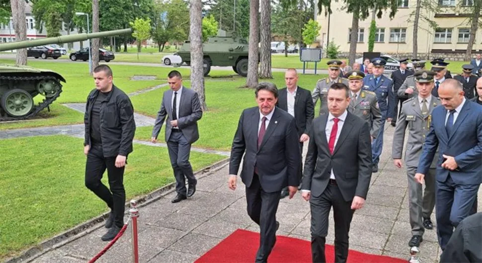 Гогановић дочекао Гашића у касарни 'Козара'